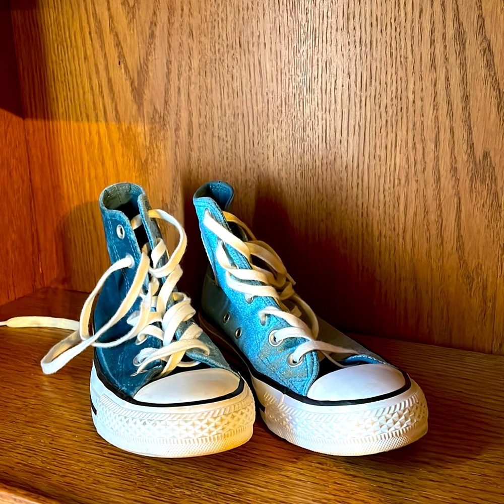 Blue velvet converse in great condition